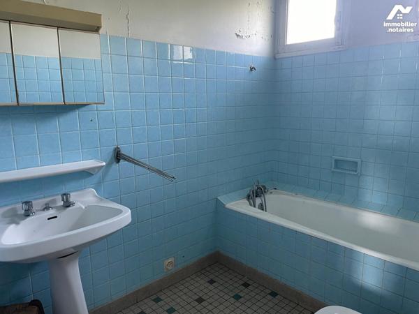 GRANDE MAISON avec jardin et bâtiment.