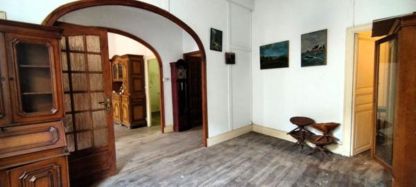 VASTE MAISON DE VILLE A RÉNOVER