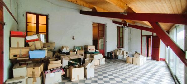 VASTE MAISON DE VILLE A RÉNOVER