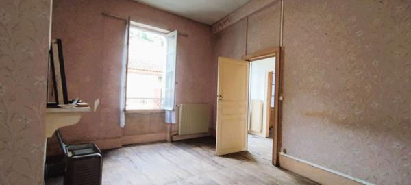 VASTE MAISON DE VILLE A RÉNOVER