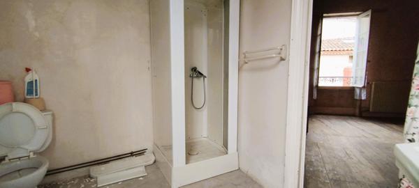 VASTE MAISON DE VILLE A RÉNOVER