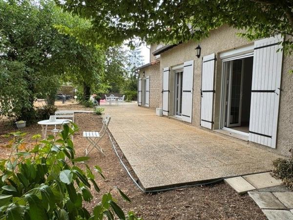 Élégante propriété avec piscine dans un écrin de verdure