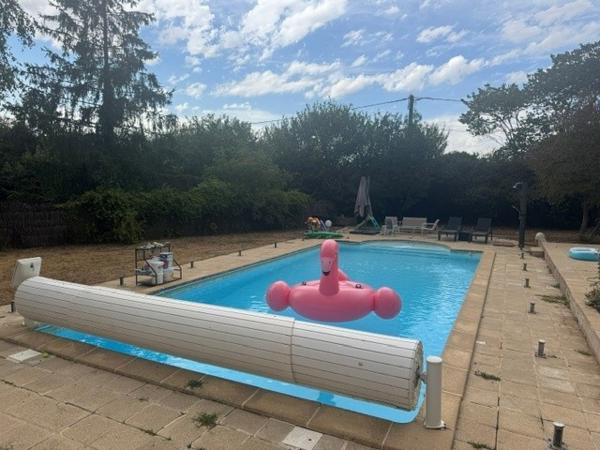 Élégante propriété avec piscine dans un écrin de verdure