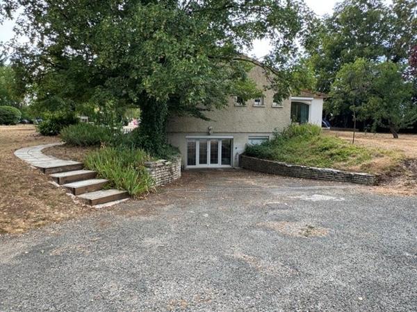 Élégante propriété avec piscine dans un écrin de verdure