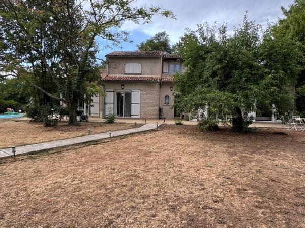 Élégante propriété avec piscine dans un écrin de verdure
