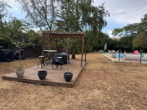 Élégante propriété avec piscine dans un écrin de verdure