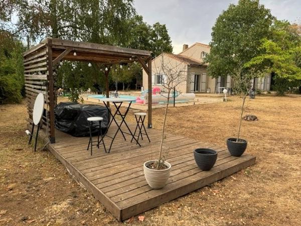 Élégante propriété avec piscine dans un écrin de verdure