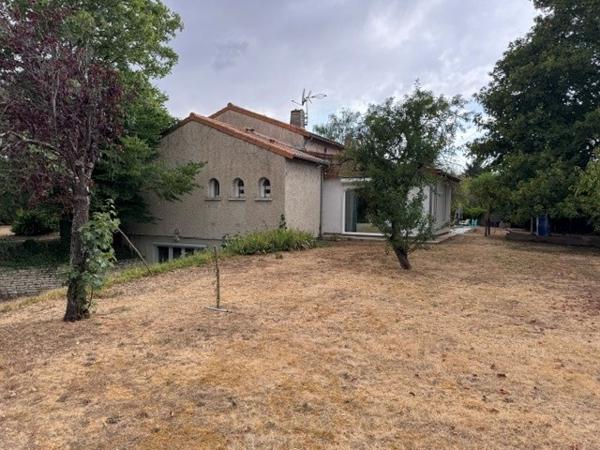 Élégante propriété avec piscine dans un écrin de verdure