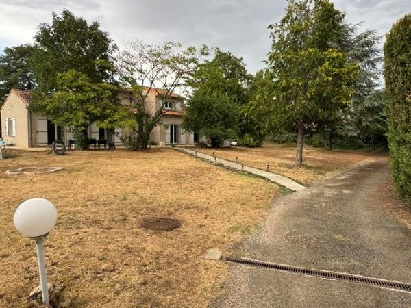 Élégante propriété avec piscine dans un écrin de verdure
