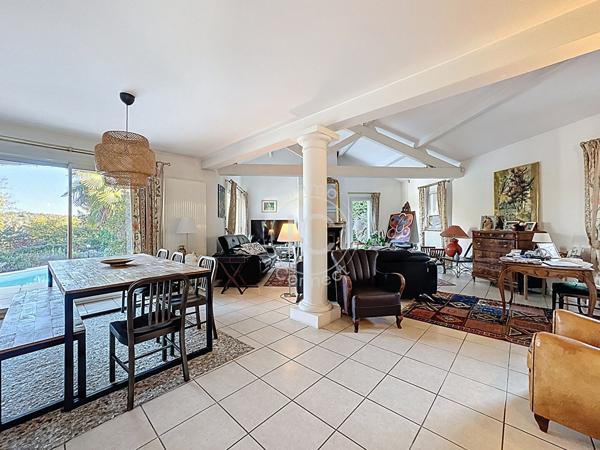 Maison d'architecte avec piscine de 145 m2 - 3 Ch - Sous sol Complet - DPE C - Collonges au mont d or