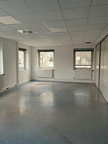 Spacieux local professionnel à louer - Centre de Rillieux-la-Pape