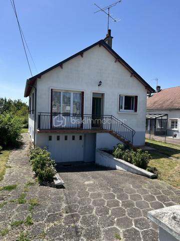 Dans un quartier résidentiel paisible, découvrez cette charmante maison à étage construite en 1967 non mitoyenne. Offrant une surface habitable de 90 m², elle se compose de 5 pièces au total. La maison bénéficie d'une belle luminosité tout au long de la journée.

L'intérieur, parfaitement agencé, comprend un séjour spacieux, une cuisine, trois chambres, une salle d'eau, un WC séparé.
Au sous-sol vous trouverez une cave, un atelier, une pièce de 18 m² et le garage.

Profitez du confort de l'espace extérieur agréable sur 730 m². 
Cette maison vous garantit une vie paisible 

À proximité, des commodités telles que les écoles, commerces et transports facilitent votre quotidien. Contactez Eric Dubois pour plus de détails et planifiez votre visite sans tarder!