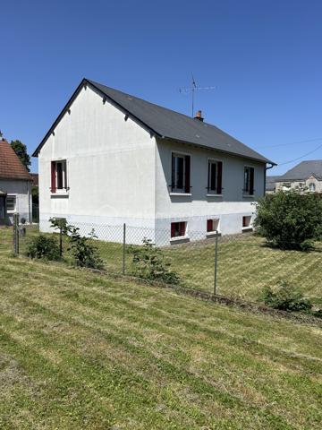 Dans un quartier résidentiel paisible, découvrez cette charmante maison à étage construite en 1967 non mitoyenne. Offrant une surface habitable de 90 m², elle se compose de 5 pièces au total. La maison bénéficie d'une belle luminosité tout au long de la journée.

L'intérieur, parfaitement agencé, comprend un séjour spacieux, une cuisine, trois chambres, une salle d'eau, un WC séparé.
Au sous-sol vous trouverez une cave, un atelier, une pièce de 18 m² et le garage.

Profitez du confort de l'espace extérieur agréable sur 730 m². 
Cette maison vous garantit une vie paisible 

À proximité, des commodités telles que les écoles, commerces et transports facilitent votre quotidien. Contactez Eric Dubois pour plus de détails et planifiez votre visite sans tarder!