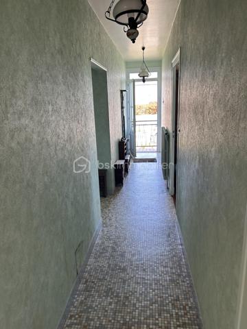 Dans un quartier résidentiel paisible, découvrez cette charmante maison à étage construite en 1967 non mitoyenne. Offrant une surface habitable de 90 m², elle se compose de 5 pièces au total. La maison bénéficie d'une belle luminosité tout au long de la journée.

L'intérieur, parfaitement agencé, comprend un séjour spacieux, une cuisine, trois chambres, une salle d'eau, un WC séparé.
Au sous-sol vous trouverez une cave, un atelier, une pièce de 18 m² et le garage.

Profitez du confort de l'espace extérieur agréable sur 730 m². 
Cette maison vous garantit une vie paisible 

À proximité, des commodités telles que les écoles, commerces et transports facilitent votre quotidien. Contactez Eric Dubois pour plus de détails et planifiez votre visite sans tarder!