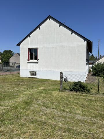 Dans un quartier résidentiel paisible, découvrez cette charmante maison à étage construite en 1967 non mitoyenne. Offrant une surface habitable de 90 m², elle se compose de 5 pièces au total. La maison bénéficie d'une belle luminosité tout au long de la journée.

L'intérieur, parfaitement agencé, comprend un séjour spacieux, une cuisine, trois chambres, une salle d'eau, un WC séparé.
Au sous-sol vous trouverez une cave, un atelier, une pièce de 18 m² et le garage.

Profitez du confort de l'espace extérieur agréable sur 730 m². 
Cette maison vous garantit une vie paisible 

À proximité, des commodités telles que les écoles, commerces et transports facilitent votre quotidien. Contactez Eric Dubois pour plus de détails et planifiez votre visite sans tarder!