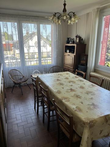 Dans un quartier résidentiel paisible, découvrez cette charmante maison à étage construite en 1967 non mitoyenne. Offrant une surface habitable de 90 m², elle se compose de 5 pièces au total. La maison bénéficie d'une belle luminosité tout au long de la journée.

L'intérieur, parfaitement agencé, comprend un séjour spacieux, une cuisine, trois chambres, une salle d'eau, un WC séparé.
Au sous-sol vous trouverez une cave, un atelier, une pièce de 18 m² et le garage.

Profitez du confort de l'espace extérieur agréable sur 730 m². 
Cette maison vous garantit une vie paisible 

À proximité, des commodités telles que les écoles, commerces et transports facilitent votre quotidien. Contactez Eric Dubois pour plus de détails et planifiez votre visite sans tarder!