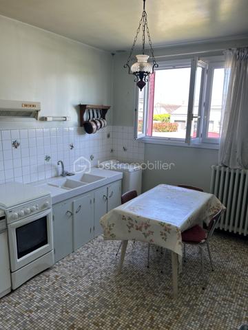 Dans un quartier résidentiel paisible, découvrez cette charmante maison à étage construite en 1967 non mitoyenne. Offrant une surface habitable de 90 m², elle se compose de 5 pièces au total. La maison bénéficie d'une belle luminosité tout au long de la journée.

L'intérieur, parfaitement agencé, comprend un séjour spacieux, une cuisine, trois chambres, une salle d'eau, un WC séparé.
Au sous-sol vous trouverez une cave, un atelier, une pièce de 18 m² et le garage.

Profitez du confort de l'espace extérieur agréable sur 730 m². 
Cette maison vous garantit une vie paisible 

À proximité, des commodités telles que les écoles, commerces et transports facilitent votre quotidien. Contactez Eric Dubois pour plus de détails et planifiez votre visite sans tarder!