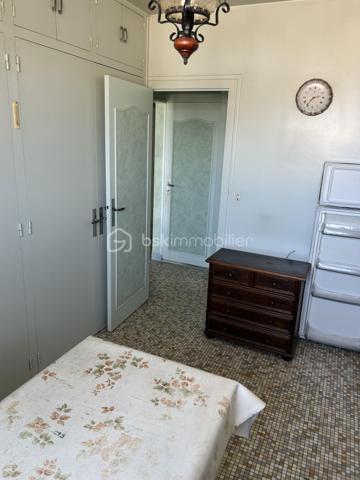 Dans un quartier résidentiel paisible, découvrez cette charmante maison à étage construite en 1967 non mitoyenne. Offrant une surface habitable de 90 m², elle se compose de 5 pièces au total. La maison bénéficie d'une belle luminosité tout au long de la journée.

L'intérieur, parfaitement agencé, comprend un séjour spacieux, une cuisine, trois chambres, une salle d'eau, un WC séparé.
Au sous-sol vous trouverez une cave, un atelier, une pièce de 18 m² et le garage.

Profitez du confort de l'espace extérieur agréable sur 730 m². 
Cette maison vous garantit une vie paisible 

À proximité, des commodités telles que les écoles, commerces et transports facilitent votre quotidien. Contactez Eric Dubois pour plus de détails et planifiez votre visite sans tarder!