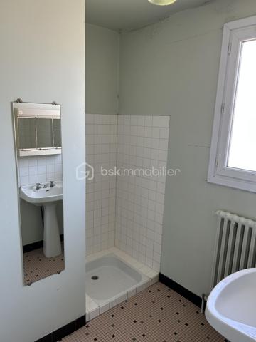 Dans un quartier résidentiel paisible, découvrez cette charmante maison à étage construite en 1967 non mitoyenne. Offrant une surface habitable de 90 m², elle se compose de 5 pièces au total. La maison bénéficie d'une belle luminosité tout au long de la journée.

L'intérieur, parfaitement agencé, comprend un séjour spacieux, une cuisine, trois chambres, une salle d'eau, un WC séparé.
Au sous-sol vous trouverez une cave, un atelier, une pièce de 18 m² et le garage.

Profitez du confort de l'espace extérieur agréable sur 730 m². 
Cette maison vous garantit une vie paisible 

À proximité, des commodités telles que les écoles, commerces et transports facilitent votre quotidien. Contactez Eric Dubois pour plus de détails et planifiez votre visite sans tarder!