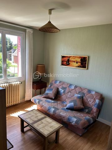 Dans un quartier résidentiel paisible, découvrez cette charmante maison à étage construite en 1967 non mitoyenne. Offrant une surface habitable de 90 m², elle se compose de 5 pièces au total. La maison bénéficie d'une belle luminosité tout au long de la journée.

L'intérieur, parfaitement agencé, comprend un séjour spacieux, une cuisine, trois chambres, une salle d'eau, un WC séparé.
Au sous-sol vous trouverez une cave, un atelier, une pièce de 18 m² et le garage.

Profitez du confort de l'espace extérieur agréable sur 730 m². 
Cette maison vous garantit une vie paisible 

À proximité, des commodités telles que les écoles, commerces et transports facilitent votre quotidien. Contactez Eric Dubois pour plus de détails et planifiez votre visite sans tarder!