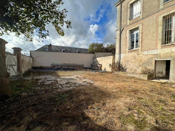 Maison à rénover 236 m² garage et dépendances