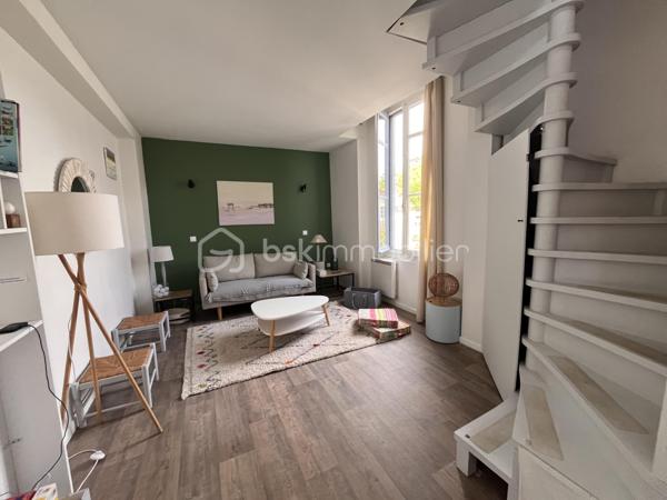 Soulac-sur-Mer, idéalement situé; rue piétonne et plage à pieds.
Un superbe ensemble immobilier exceptionnel composé de deux habitations indépendantes, un projet idéal pour accueillir de grandes familles ou pour un d'investissement locatif.

Cette ensemble se compose de deux villas : 
La première maison est une véritable villa Soulacaise entièrement rénovée. Elle comprend au rez-de-chaussée, une belle pièce de vie avec cuisine équipée, ainsi qu'une salle de bain et un WC et à l'étage se trouve deux belles chambres mansardées.

La seconde habitation, est une longère remplie de charme, elle aussi rénovée. Elle est composée d'une cuisine aménagée, d'un salon cosy, d'une salle à manger ainsi que de deux chambres en enfilade. Un petit cabanon type garage ainsi qu'une buanderie complètent cette habitation.

Chaque maison dispose de son propre jardin clos, de sa terrasse, d'une entrée indépendante et d'une place de stationnement.

Emplacement privilégié ! Cet ensemble immobilier allie à la perfection l'authenticité et le confort.
Ces deux villas sont remplies de charme, dans un endroit très calme et proche de tout.

Contactez-moi sans tarder pour visiter !