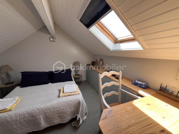 Soulac-sur-Mer, idéalement situé; rue piétonne et plage à pieds.
Un superbe ensemble immobilier exceptionnel composé de deux habitations indépendantes, un projet idéal pour accueillir de grandes familles ou pour un d'investissement locatif.

Cette ensemble se compose de deux villas : 
La première maison est une véritable villa Soulacaise entièrement rénovée. Elle comprend au rez-de-chaussée, une belle pièce de vie avec cuisine équipée, ainsi qu'une salle de bain et un WC et à l'étage se trouve deux belles chambres mansardées.

La seconde habitation, est une longère remplie de charme, elle aussi rénovée. Elle est composée d'une cuisine aménagée, d'un salon cosy, d'une salle à manger ainsi que de deux chambres en enfilade. Un petit cabanon type garage ainsi qu'une buanderie complètent cette habitation.

Chaque maison dispose de son propre jardin clos, de sa terrasse, d'une entrée indépendante et d'une place de stationnement.

Emplacement privilégié ! Cet ensemble immobilier allie à la perfection l'authenticité et le confort.
Ces deux villas sont remplies de charme, dans un endroit très calme et proche de tout.

Contactez-moi sans tarder pour visiter !