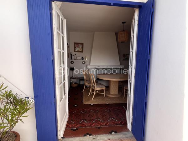 Soulac-sur-Mer, idéalement situé; rue piétonne et plage à pieds.
Un superbe ensemble immobilier exceptionnel composé de deux habitations indépendantes, un projet idéal pour accueillir de grandes familles ou pour un d'investissement locatif.

Cette ensemble se compose de deux villas : 
La première maison est une véritable villa Soulacaise entièrement rénovée. Elle comprend au rez-de-chaussée, une belle pièce de vie avec cuisine équipée, ainsi qu'une salle de bain et un WC et à l'étage se trouve deux belles chambres mansardées.

La seconde habitation, est une longère remplie de charme, elle aussi rénovée. Elle est composée d'une cuisine aménagée, d'un salon cosy, d'une salle à manger ainsi que de deux chambres en enfilade. Un petit cabanon type garage ainsi qu'une buanderie complètent cette habitation.

Chaque maison dispose de son propre jardin clos, de sa terrasse, d'une entrée indépendante et d'une place de stationnement.

Emplacement privilégié ! Cet ensemble immobilier allie à la perfection l'authenticité et le confort.
Ces deux villas sont remplies de charme, dans un endroit très calme et proche de tout.

Contactez-moi sans tarder pour visiter !