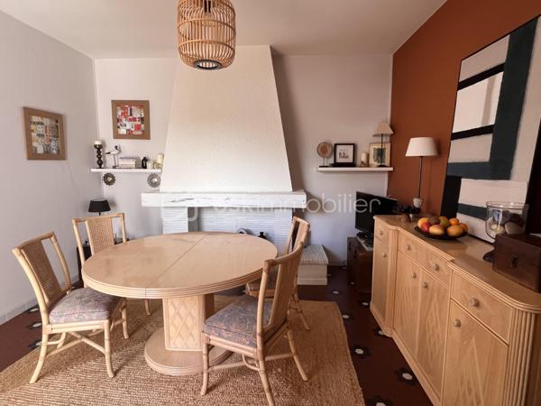 Soulac-sur-Mer, idéalement situé; rue piétonne et plage à pieds.
Un superbe ensemble immobilier exceptionnel composé de deux habitations indépendantes, un projet idéal pour accueillir de grandes familles ou pour un d'investissement locatif.

Cette ensemble se compose de deux villas : 
La première maison est une véritable villa Soulacaise entièrement rénovée. Elle comprend au rez-de-chaussée, une belle pièce de vie avec cuisine équipée, ainsi qu'une salle de bain et un WC et à l'étage se trouve deux belles chambres mansardées.

La seconde habitation, est une longère remplie de charme, elle aussi rénovée. Elle est composée d'une cuisine aménagée, d'un salon cosy, d'une salle à manger ainsi que de deux chambres en enfilade. Un petit cabanon type garage ainsi qu'une buanderie complètent cette habitation.

Chaque maison dispose de son propre jardin clos, de sa terrasse, d'une entrée indépendante et d'une place de stationnement.

Emplacement privilégié ! Cet ensemble immobilier allie à la perfection l'authenticité et le confort.
Ces deux villas sont remplies de charme, dans un endroit très calme et proche de tout.

Contactez-moi sans tarder pour visiter !
