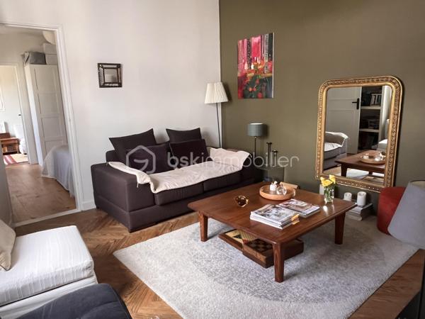 Soulac-sur-Mer, idéalement situé; rue piétonne et plage à pieds.
Un superbe ensemble immobilier exceptionnel composé de deux habitations indépendantes, un projet idéal pour accueillir de grandes familles ou pour un d'investissement locatif.

Cette ensemble se compose de deux villas : 
La première maison est une véritable villa Soulacaise entièrement rénovée. Elle comprend au rez-de-chaussée, une belle pièce de vie avec cuisine équipée, ainsi qu'une salle de bain et un WC et à l'étage se trouve deux belles chambres mansardées.

La seconde habitation, est une longère remplie de charme, elle aussi rénovée. Elle est composée d'une cuisine aménagée, d'un salon cosy, d'une salle à manger ainsi que de deux chambres en enfilade. Un petit cabanon type garage ainsi qu'une buanderie complètent cette habitation.

Chaque maison dispose de son propre jardin clos, de sa terrasse, d'une entrée indépendante et d'une place de stationnement.

Emplacement privilégié ! Cet ensemble immobilier allie à la perfection l'authenticité et le confort.
Ces deux villas sont remplies de charme, dans un endroit très calme et proche de tout.

Contactez-moi sans tarder pour visiter !