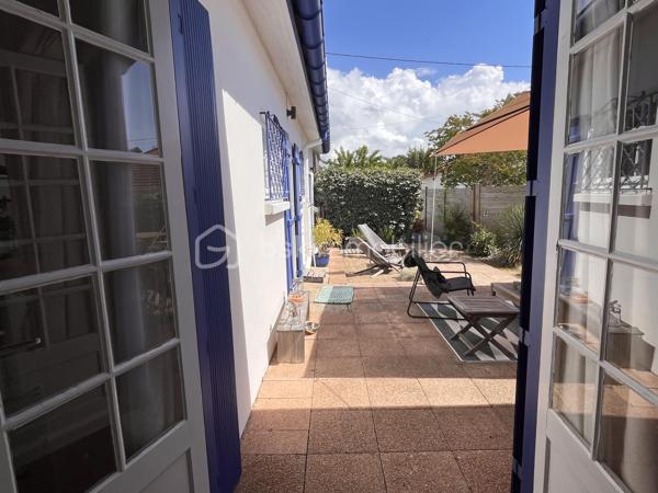 Soulac-sur-Mer, idéalement situé; rue piétonne et plage à pieds.
Un superbe ensemble immobilier exceptionnel composé de deux habitations indépendantes, un projet idéal pour accueillir de grandes familles ou pour un d'investissement locatif.

Cette ensemble se compose de deux villas : 
La première maison est une véritable villa Soulacaise entièrement rénovée. Elle comprend au rez-de-chaussée, une belle pièce de vie avec cuisine équipée, ainsi qu'une salle de bain et un WC et à l'étage se trouve deux belles chambres mansardées.

La seconde habitation, est une longère remplie de charme, elle aussi rénovée. Elle est composée d'une cuisine aménagée, d'un salon cosy, d'une salle à manger ainsi que de deux chambres en enfilade. Un petit cabanon type garage ainsi qu'une buanderie complètent cette habitation.

Chaque maison dispose de son propre jardin clos, de sa terrasse, d'une entrée indépendante et d'une place de stationnement.

Emplacement privilégié ! Cet ensemble immobilier allie à la perfection l'authenticité et le confort.
Ces deux villas sont remplies de charme, dans un endroit très calme et proche de tout.

Contactez-moi sans tarder pour visiter !
