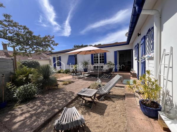 Soulac-sur-Mer, idéalement situé; rue piétonne et plage à pieds.
Un superbe ensemble immobilier exceptionnel composé de deux habitations indépendantes, un projet idéal pour accueillir de grandes familles ou pour un d'investissement locatif.

Cette ensemble se compose de deux villas : 
La première maison est une véritable villa Soulacaise entièrement rénovée. Elle comprend au rez-de-chaussée, une belle pièce de vie avec cuisine équipée, ainsi qu'une salle de bain et un WC et à l'étage se trouve deux belles chambres mansardées.

La seconde habitation, est une longère remplie de charme, elle aussi rénovée. Elle est composée d'une cuisine aménagée, d'un salon cosy, d'une salle à manger ainsi que de deux chambres en enfilade. Un petit cabanon type garage ainsi qu'une buanderie complètent cette habitation.

Chaque maison dispose de son propre jardin clos, de sa terrasse, d'une entrée indépendante et d'une place de stationnement.

Emplacement privilégié ! Cet ensemble immobilier allie à la perfection l'authenticité et le confort.
Ces deux villas sont remplies de charme, dans un endroit très calme et proche de tout.

Contactez-moi sans tarder pour visiter !