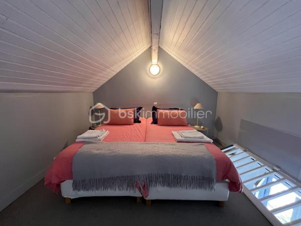 Soulac-sur-Mer, idéalement situé; rue piétonne et plage à pieds.
Un superbe ensemble immobilier exceptionnel composé de deux habitations indépendantes, un projet idéal pour accueillir de grandes familles ou pour un d'investissement locatif.

Cette ensemble se compose de deux villas : 
La première maison est une véritable villa Soulacaise entièrement rénovée. Elle comprend au rez-de-chaussée, une belle pièce de vie avec cuisine équipée, ainsi qu'une salle de bain et un WC et à l'étage se trouve deux belles chambres mansardées.

La seconde habitation, est une longère remplie de charme, elle aussi rénovée. Elle est composée d'une cuisine aménagée, d'un salon cosy, d'une salle à manger ainsi que de deux chambres en enfilade. Un petit cabanon type garage ainsi qu'une buanderie complètent cette habitation.

Chaque maison dispose de son propre jardin clos, de sa terrasse, d'une entrée indépendante et d'une place de stationnement.

Emplacement privilégié ! Cet ensemble immobilier allie à la perfection l'authenticité et le confort.
Ces deux villas sont remplies de charme, dans un endroit très calme et proche de tout.

Contactez-moi sans tarder pour visiter !