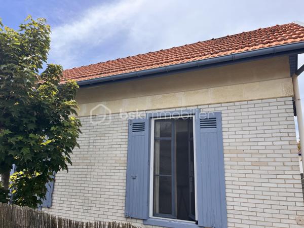 Soulac-sur-Mer, idéalement situé; rue piétonne et plage à pieds.
Un superbe ensemble immobilier exceptionnel composé de deux habitations indépendantes, un projet idéal pour accueillir de grandes familles ou pour un d'investissement locatif.

Cette ensemble se compose de deux villas : 
La première maison est une véritable villa Soulacaise entièrement rénovée. Elle comprend au rez-de-chaussée, une belle pièce de vie avec cuisine équipée, ainsi qu'une salle de bain et un WC et à l'étage se trouve deux belles chambres mansardées.

La seconde habitation, est une longère remplie de charme, elle aussi rénovée. Elle est composée d'une cuisine aménagée, d'un salon cosy, d'une salle à manger ainsi que de deux chambres en enfilade. Un petit cabanon type garage ainsi qu'une buanderie complètent cette habitation.

Chaque maison dispose de son propre jardin clos, de sa terrasse, d'une entrée indépendante et d'une place de stationnement.

Emplacement privilégié ! Cet ensemble immobilier allie à la perfection l'authenticité et le confort.
Ces deux villas sont remplies de charme, dans un endroit très calme et proche de tout.

Contactez-moi sans tarder pour visiter !