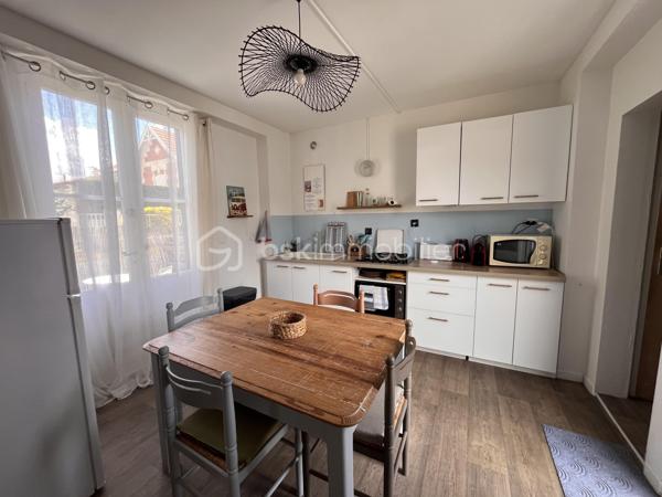 Soulac-sur-Mer, idéalement situé; rue piétonne et plage à pieds.
Un superbe ensemble immobilier exceptionnel composé de deux habitations indépendantes, un projet idéal pour accueillir de grandes familles ou pour un d'investissement locatif.

Cette ensemble se compose de deux villas : 
La première maison est une véritable villa Soulacaise entièrement rénovée. Elle comprend au rez-de-chaussée, une belle pièce de vie avec cuisine équipée, ainsi qu'une salle de bain et un WC et à l'étage se trouve deux belles chambres mansardées.

La seconde habitation, est une longère remplie de charme, elle aussi rénovée. Elle est composée d'une cuisine aménagée, d'un salon cosy, d'une salle à manger ainsi que de deux chambres en enfilade. Un petit cabanon type garage ainsi qu'une buanderie complètent cette habitation.

Chaque maison dispose de son propre jardin clos, de sa terrasse, d'une entrée indépendante et d'une place de stationnement.

Emplacement privilégié ! Cet ensemble immobilier allie à la perfection l'authenticité et le confort.
Ces deux villas sont remplies de charme, dans un endroit très calme et proche de tout.

Contactez-moi sans tarder pour visiter !