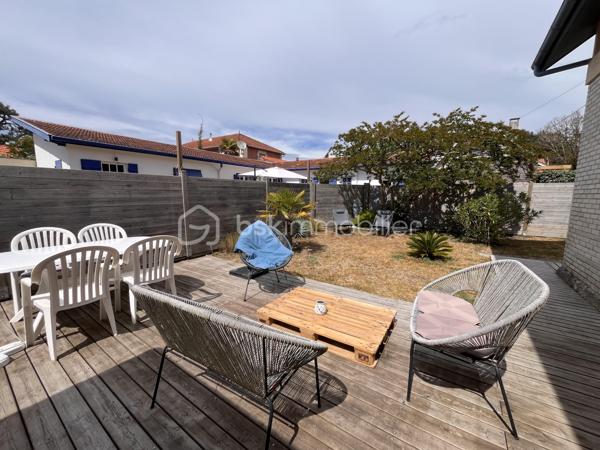 Soulac-sur-Mer, idéalement situé; rue piétonne et plage à pieds.
Un superbe ensemble immobilier exceptionnel composé de deux habitations indépendantes, un projet idéal pour accueillir de grandes familles ou pour un d'investissement locatif.

Cette ensemble se compose de deux villas : 
La première maison est une véritable villa Soulacaise entièrement rénovée. Elle comprend au rez-de-chaussée, une belle pièce de vie avec cuisine équipée, ainsi qu'une salle de bain et un WC et à l'étage se trouve deux belles chambres mansardées.

La seconde habitation, est une longère remplie de charme, elle aussi rénovée. Elle est composée d'une cuisine aménagée, d'un salon cosy, d'une salle à manger ainsi que de deux chambres en enfilade. Un petit cabanon type garage ainsi qu'une buanderie complètent cette habitation.

Chaque maison dispose de son propre jardin clos, de sa terrasse, d'une entrée indépendante et d'une place de stationnement.

Emplacement privilégié ! Cet ensemble immobilier allie à la perfection l'authenticité et le confort.
Ces deux villas sont remplies de charme, dans un endroit très calme et proche de tout.

Contactez-moi sans tarder pour visiter !