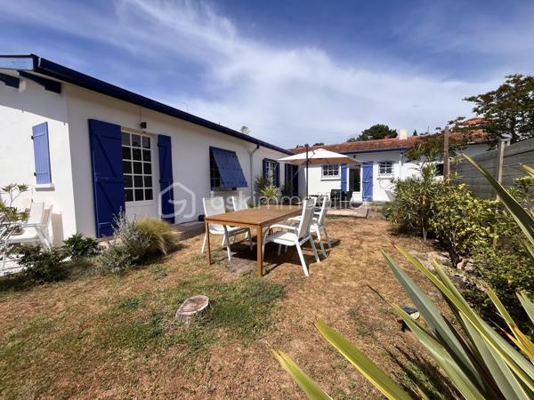 Soulac-sur-Mer, idéalement situé; rue piétonne et plage à pieds.
Un superbe ensemble immobilier exceptionnel composé de deux habitations indépendantes, un projet idéal pour accueillir de grandes familles ou pour un d'investissement locatif.

Cette ensemble se compose de deux villas : 
La première maison est une véritable villa Soulacaise entièrement rénovée. Elle comprend au rez-de-chaussée, une belle pièce de vie avec cuisine équipée, ainsi qu'une salle de bain et un WC et à l'étage se trouve deux belles chambres mansardées.

La seconde habitation, est une longère remplie de charme, elle aussi rénovée. Elle est composée d'une cuisine aménagée, d'un salon cosy, d'une salle à manger ainsi que de deux chambres en enfilade. Un petit cabanon type garage ainsi qu'une buanderie complètent cette habitation.

Chaque maison dispose de son propre jardin clos, de sa terrasse, d'une entrée indépendante et d'une place de stationnement.

Emplacement privilégié ! Cet ensemble immobilier allie à la perfection l'authenticité et le confort.
Ces deux villas sont remplies de charme, dans un endroit très calme et proche de tout.

Contactez-moi sans tarder pour visiter !