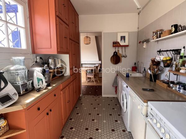 Soulac-sur-Mer, idéalement situé; rue piétonne et plage à pieds.
Un superbe ensemble immobilier exceptionnel composé de deux habitations indépendantes, un projet idéal pour accueillir de grandes familles ou pour un d'investissement locatif.

Cette ensemble se compose de deux villas : 
La première maison est une véritable villa Soulacaise entièrement rénovée. Elle comprend au rez-de-chaussée, une belle pièce de vie avec cuisine équipée, ainsi qu'une salle de bain et un WC et à l'étage se trouve deux belles chambres mansardées.

La seconde habitation, est une longère remplie de charme, elle aussi rénovée. Elle est composée d'une cuisine aménagée, d'un salon cosy, d'une salle à manger ainsi que de deux chambres en enfilade. Un petit cabanon type garage ainsi qu'une buanderie complètent cette habitation.

Chaque maison dispose de son propre jardin clos, de sa terrasse, d'une entrée indépendante et d'une place de stationnement.

Emplacement privilégié ! Cet ensemble immobilier allie à la perfection l'authenticité et le confort.
Ces deux villas sont remplies de charme, dans un endroit très calme et proche de tout.

Contactez-moi sans tarder pour visiter !