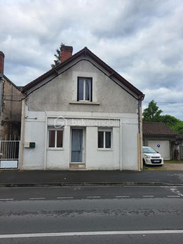 Maison de ville idéalement située à 10 minutes à pied du centre de Périgueux

Située à proximité immédiate d’une zone commerciale, cette maison de ville offre un fort potentiel, avec deux logements indépendants répartis sur deux niveaux.

Au rez-de-chaussée, un logement actuellement loué 550 € par mois comprenant :

une cuisine
un séjour / salle à manger
une chambre
une salle d’eau avec WC

À l’étage, un second logement libre de toute occupation, composé de :

une cuisine
un séjour
deux chambres
une salle d’eau

L’ensemble est implanté sur un beau terrain en centre-ville, avec une dépendance au fond du jardin, offrant des possibilités supplémentaires d’aménagement ou de stockage.

Vous bénéficierez également d’une place de stationnement devant la maison.

👉 Idéal pour un investissement locatif ou un projet familial avec logements indépendants.