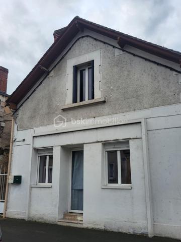 Maison de ville idéalement située à 10 minutes à pied du centre de Périgueux

Située à proximité immédiate d’une zone commerciale, cette maison de ville offre un fort potentiel, avec deux logements indépendants répartis sur deux niveaux.

Au rez-de-chaussée, un logement actuellement loué 550 € par mois comprenant :

une cuisine
un séjour / salle à manger
une chambre
une salle d’eau avec WC

À l’étage, un second logement libre de toute occupation, composé de :

une cuisine
un séjour
deux chambres
une salle d’eau

L’ensemble est implanté sur un beau terrain en centre-ville, avec une dépendance au fond du jardin, offrant des possibilités supplémentaires d’aménagement ou de stockage.

Vous bénéficierez également d’une place de stationnement devant la maison.

👉 Idéal pour un investissement locatif ou un projet familial avec logements indépendants.