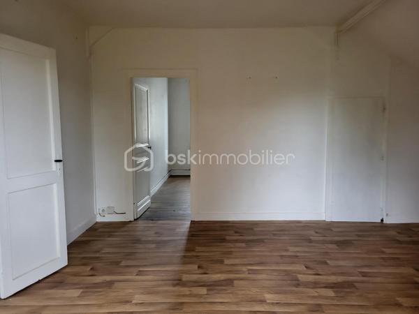 Maison de ville idéalement située à 10 minutes à pied du centre de Périgueux

Située à proximité immédiate d’une zone commerciale, cette maison de ville offre un fort potentiel, avec deux logements indépendants répartis sur deux niveaux.

Au rez-de-chaussée, un logement actuellement loué 550 € par mois comprenant :

une cuisine
un séjour / salle à manger
une chambre
une salle d’eau avec WC

À l’étage, un second logement libre de toute occupation, composé de :

une cuisine
un séjour
deux chambres
une salle d’eau

L’ensemble est implanté sur un beau terrain en centre-ville, avec une dépendance au fond du jardin, offrant des possibilités supplémentaires d’aménagement ou de stockage.

Vous bénéficierez également d’une place de stationnement devant la maison.

👉 Idéal pour un investissement locatif ou un projet familial avec logements indépendants.