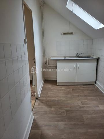 Maison de ville idéalement située à 10 minutes à pied du centre de Périgueux

Située à proximité immédiate d’une zone commerciale, cette maison de ville offre un fort potentiel, avec deux logements indépendants répartis sur deux niveaux.

Au rez-de-chaussée, un logement actuellement loué 550 € par mois comprenant :

une cuisine
un séjour / salle à manger
une chambre
une salle d’eau avec WC

À l’étage, un second logement libre de toute occupation, composé de :

une cuisine
un séjour
deux chambres
une salle d’eau

L’ensemble est implanté sur un beau terrain en centre-ville, avec une dépendance au fond du jardin, offrant des possibilités supplémentaires d’aménagement ou de stockage.

Vous bénéficierez également d’une place de stationnement devant la maison.

👉 Idéal pour un investissement locatif ou un projet familial avec logements indépendants.