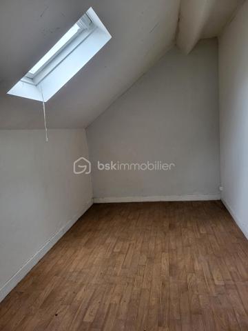Maison de ville idéalement située à 10 minutes à pied du centre de Périgueux

Située à proximité immédiate d’une zone commerciale, cette maison de ville offre un fort potentiel, avec deux logements indépendants répartis sur deux niveaux.

Au rez-de-chaussée, un logement actuellement loué 550 € par mois comprenant :

une cuisine
un séjour / salle à manger
une chambre
une salle d’eau avec WC

À l’étage, un second logement libre de toute occupation, composé de :

une cuisine
un séjour
deux chambres
une salle d’eau

L’ensemble est implanté sur un beau terrain en centre-ville, avec une dépendance au fond du jardin, offrant des possibilités supplémentaires d’aménagement ou de stockage.

Vous bénéficierez également d’une place de stationnement devant la maison.

👉 Idéal pour un investissement locatif ou un projet familial avec logements indépendants.