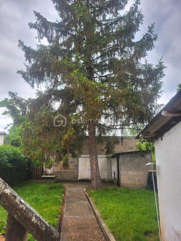 Maison de ville idéalement située à 10 minutes à pied du centre de Périgueux

Située à proximité immédiate d’une zone commerciale, cette maison de ville offre un fort potentiel, avec deux logements indépendants répartis sur deux niveaux.

Au rez-de-chaussée, un logement actuellement loué 550 € par mois comprenant :

une cuisine
un séjour / salle à manger
une chambre
une salle d’eau avec WC

À l’étage, un second logement libre de toute occupation, composé de :

une cuisine
un séjour
deux chambres
une salle d’eau

L’ensemble est implanté sur un beau terrain en centre-ville, avec une dépendance au fond du jardin, offrant des possibilités supplémentaires d’aménagement ou de stockage.

Vous bénéficierez également d’une place de stationnement devant la maison.

👉 Idéal pour un investissement locatif ou un projet familial avec logements indépendants.