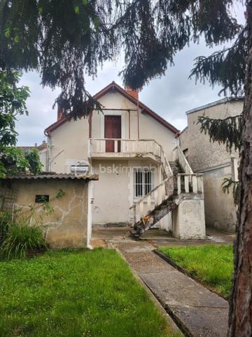 Maison de ville idéalement située à 10 minutes à pied du centre de Périgueux

Située à proximité immédiate d’une zone commerciale, cette maison de ville offre un fort potentiel, avec deux logements indépendants répartis sur deux niveaux.

Au rez-de-chaussée, un logement actuellement loué 550 € par mois comprenant :

une cuisine
un séjour / salle à manger
une chambre
une salle d’eau avec WC

À l’étage, un second logement libre de toute occupation, composé de :

une cuisine
un séjour
deux chambres
une salle d’eau

L’ensemble est implanté sur un beau terrain en centre-ville, avec une dépendance au fond du jardin, offrant des possibilités supplémentaires d’aménagement ou de stockage.

Vous bénéficierez également d’une place de stationnement devant la maison.

👉 Idéal pour un investissement locatif ou un projet familial avec logements indépendants.