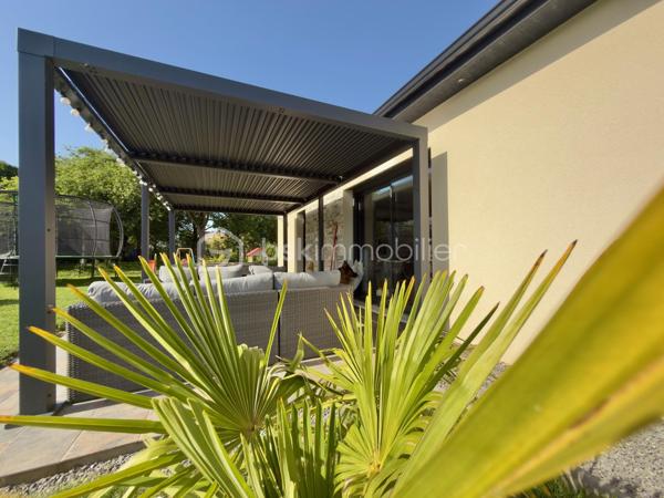 Située sur la commune recherchée de Bosroumois (27670), découvrez cette magnifique maison récente de 2023 alliant confort moderne, prestations de qualité et faible consommation énergétique grâce à son excellent DPE B.

Dès l’entrée, vous serez séduits par une belle pièce de vie lumineuse avec cuisine aménagée ouverte sur le salon/séjour, créant un espace convivial et chaleureux idéal pour la vie de famille et les moments entre amis.

La maison développe environ 104 m² habitables et comprend :
• 3 belles chambres dont une suite parentale avec dressing et salle de douche
• Une salle de bains moderne
• Un garage de 17 m² avec porte motorisée
• Des menuiseries aluminium avec volets roulants électriques
• Une agréable terrasse avec pergola pour profiter pleinement des beaux jours

Édifiée sur une parcelle de 761 m², cette maison offre un extérieur agréable, parfait pour les enfants, les repas d’été ou vos futurs projets d’aménagement.

Aucun travaux à prévoir : vous posez simplement vos valises.

📍 Environnement calme et familial, tout en restant proche des commerces, écoles et commodités.

✅ Maison récente
✅ Faible consommation énergétique
✅ Prestations modernes
✅ Secteur recherché
✅ Ambiance chaleureuse et familiale

Une maison clé en main où confort, modernité et qualité de vie se rencontrent parfaitement.