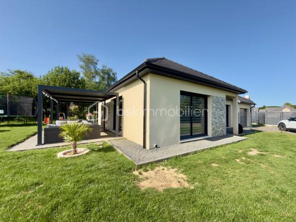 Située sur la commune recherchée de Bosroumois (27670), découvrez cette magnifique maison récente de 2023 alliant confort moderne, prestations de qualité et faible consommation énergétique grâce à son excellent DPE B.

Dès l’entrée, vous serez séduits par une belle pièce de vie lumineuse avec cuisine aménagée ouverte sur le salon/séjour, créant un espace convivial et chaleureux idéal pour la vie de famille et les moments entre amis.

La maison développe environ 104 m² habitables et comprend :
• 3 belles chambres dont une suite parentale avec dressing et salle de douche
• Une salle de bains moderne
• Un garage de 17 m² avec porte motorisée
• Des menuiseries aluminium avec volets roulants électriques
• Une agréable terrasse avec pergola pour profiter pleinement des beaux jours

Édifiée sur une parcelle de 761 m², cette maison offre un extérieur agréable, parfait pour les enfants, les repas d’été ou vos futurs projets d’aménagement.

Aucun travaux à prévoir : vous posez simplement vos valises.

📍 Environnement calme et familial, tout en restant proche des commerces, écoles et commodités.

✅ Maison récente
✅ Faible consommation énergétique
✅ Prestations modernes
✅ Secteur recherché
✅ Ambiance chaleureuse et familiale

Une maison clé en main où confort, modernité et qualité de vie se rencontrent parfaitement.