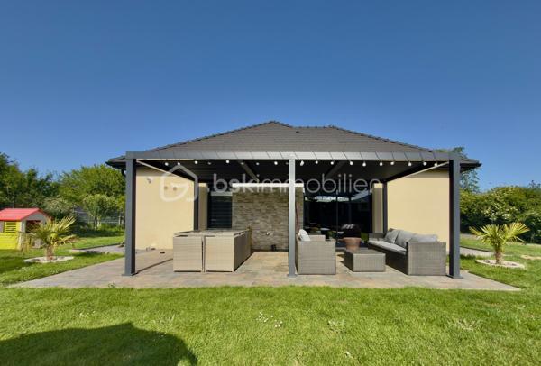 Située sur la commune recherchée de Bosroumois (27670), découvrez cette magnifique maison récente de 2023 alliant confort moderne, prestations de qualité et faible consommation énergétique grâce à son excellent DPE B.

Dès l’entrée, vous serez séduits par une belle pièce de vie lumineuse avec cuisine aménagée ouverte sur le salon/séjour, créant un espace convivial et chaleureux idéal pour la vie de famille et les moments entre amis.

La maison développe environ 104 m² habitables et comprend :
• 3 belles chambres dont une suite parentale avec dressing et salle de douche
• Une salle de bains moderne
• Un garage de 17 m² avec porte motorisée
• Des menuiseries aluminium avec volets roulants électriques
• Une agréable terrasse avec pergola pour profiter pleinement des beaux jours

Édifiée sur une parcelle de 761 m², cette maison offre un extérieur agréable, parfait pour les enfants, les repas d’été ou vos futurs projets d’aménagement.

Aucun travaux à prévoir : vous posez simplement vos valises.

📍 Environnement calme et familial, tout en restant proche des commerces, écoles et commodités.

✅ Maison récente
✅ Faible consommation énergétique
✅ Prestations modernes
✅ Secteur recherché
✅ Ambiance chaleureuse et familiale

Une maison clé en main où confort, modernité et qualité de vie se rencontrent parfaitement.