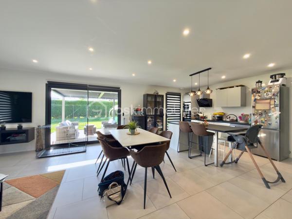 Située sur la commune recherchée de Bosroumois (27670), découvrez cette magnifique maison récente de 2023 alliant confort moderne, prestations de qualité et faible consommation énergétique grâce à son excellent DPE B.

Dès l’entrée, vous serez séduits par une belle pièce de vie lumineuse avec cuisine aménagée ouverte sur le salon/séjour, créant un espace convivial et chaleureux idéal pour la vie de famille et les moments entre amis.

La maison développe environ 104 m² habitables et comprend :
• 3 belles chambres dont une suite parentale avec dressing et salle de douche
• Une salle de bains moderne
• Un garage de 17 m² avec porte motorisée
• Des menuiseries aluminium avec volets roulants électriques
• Une agréable terrasse avec pergola pour profiter pleinement des beaux jours

Édifiée sur une parcelle de 761 m², cette maison offre un extérieur agréable, parfait pour les enfants, les repas d’été ou vos futurs projets d’aménagement.

Aucun travaux à prévoir : vous posez simplement vos valises.

📍 Environnement calme et familial, tout en restant proche des commerces, écoles et commodités.

✅ Maison récente
✅ Faible consommation énergétique
✅ Prestations modernes
✅ Secteur recherché
✅ Ambiance chaleureuse et familiale

Une maison clé en main où confort, modernité et qualité de vie se rencontrent parfaitement.