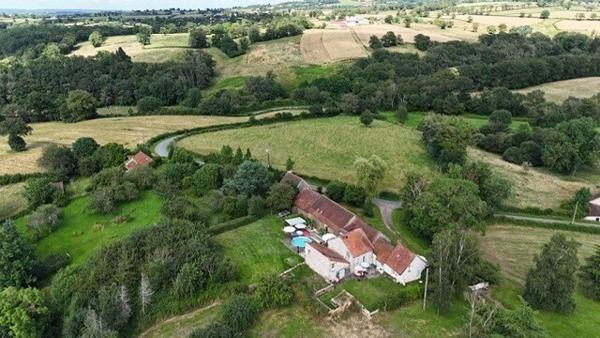 Centre de village caractéristique avec 7 bâtiments à la campagne